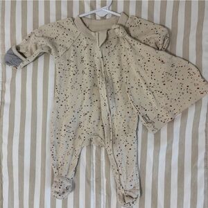 Guomi x babylist Newborn Zip Footie & Hat Terazzo print